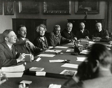 Sektionssitzung in Berlin 1929, v.l.n.r. Alfred Döblin, Thomas Mann, Ricarda Huch, Bernhard Kellermann, Hermann Stehr, Alfred Mombert, Eduard Stucken, Aufnahme von Erich Salomon