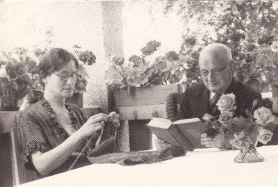 Elisabeth Geißmar, strickend, Jakob Geißmar, lesend, ca. 1935/36 Elisabeth Geißmar, strickend, Jakob Geißmar, lesend, ca. 1935/36